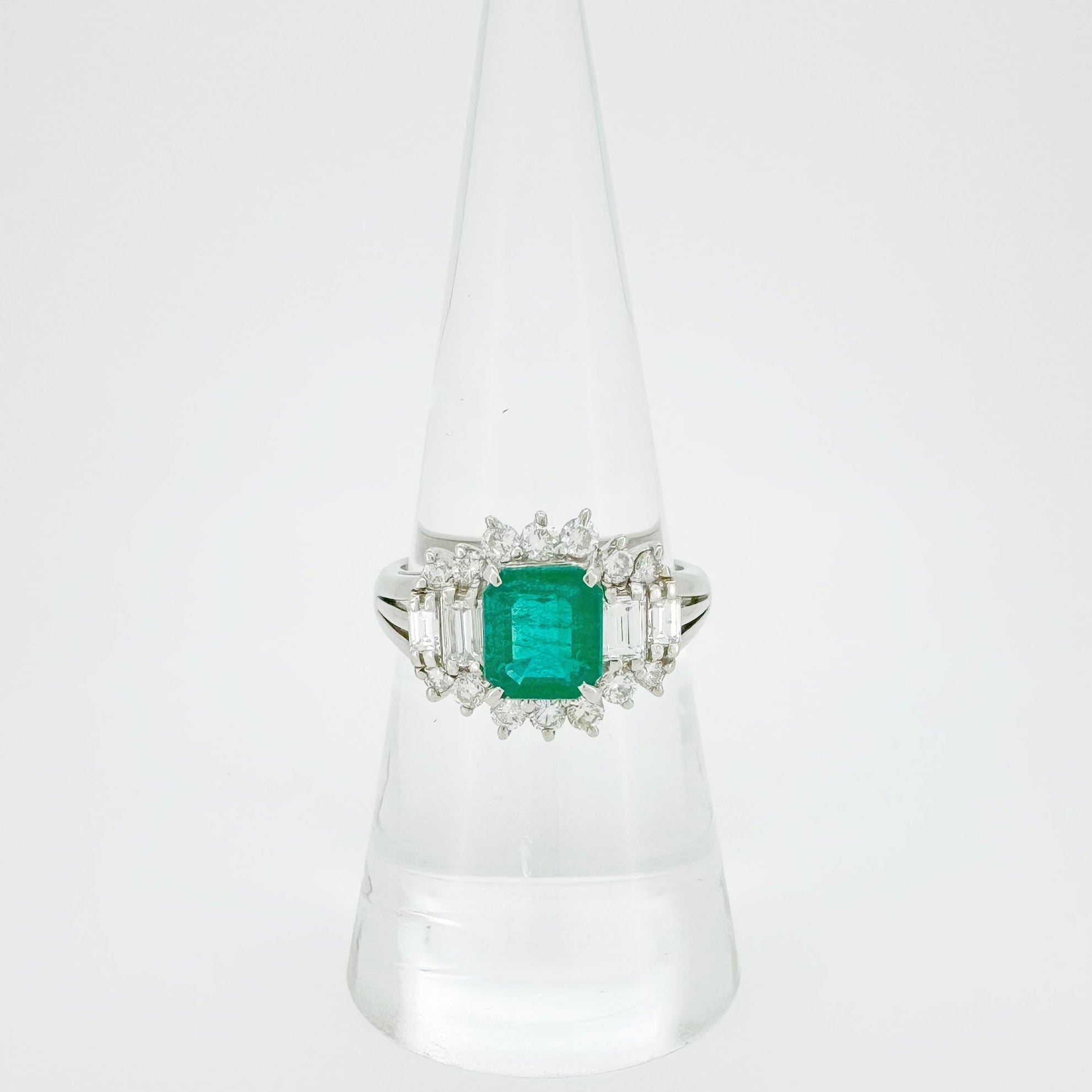 PT850 1.27ct Emerald 0.69ct Diamond Ring