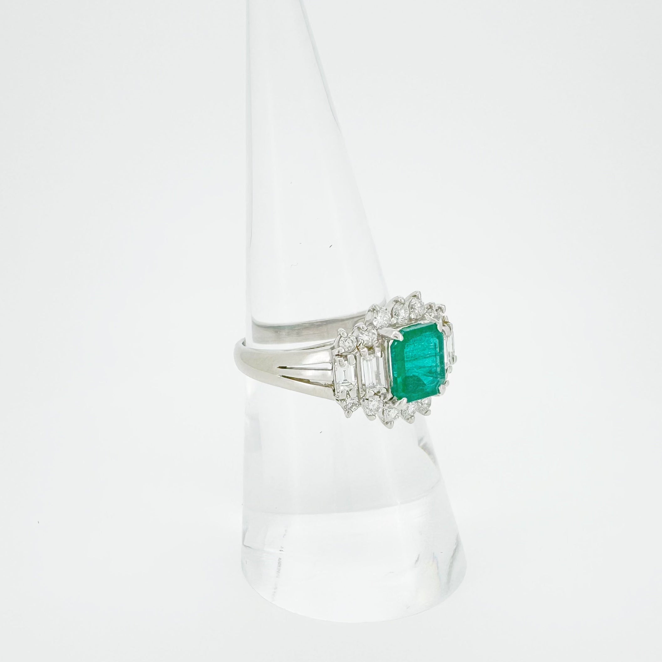 PT850 1.27ct Emerald 0.69ct Diamond Ring