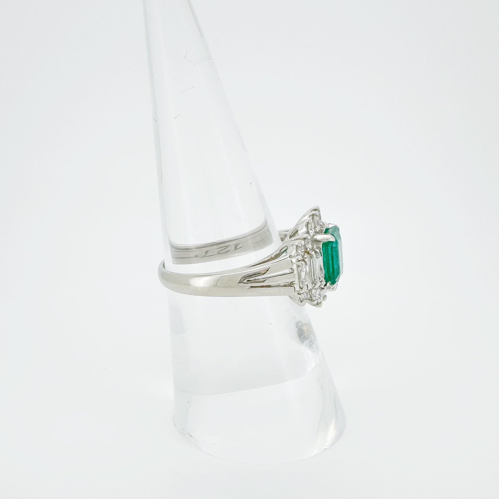 PT850 1.27ct Emerald 0.69ct Diamond Ring