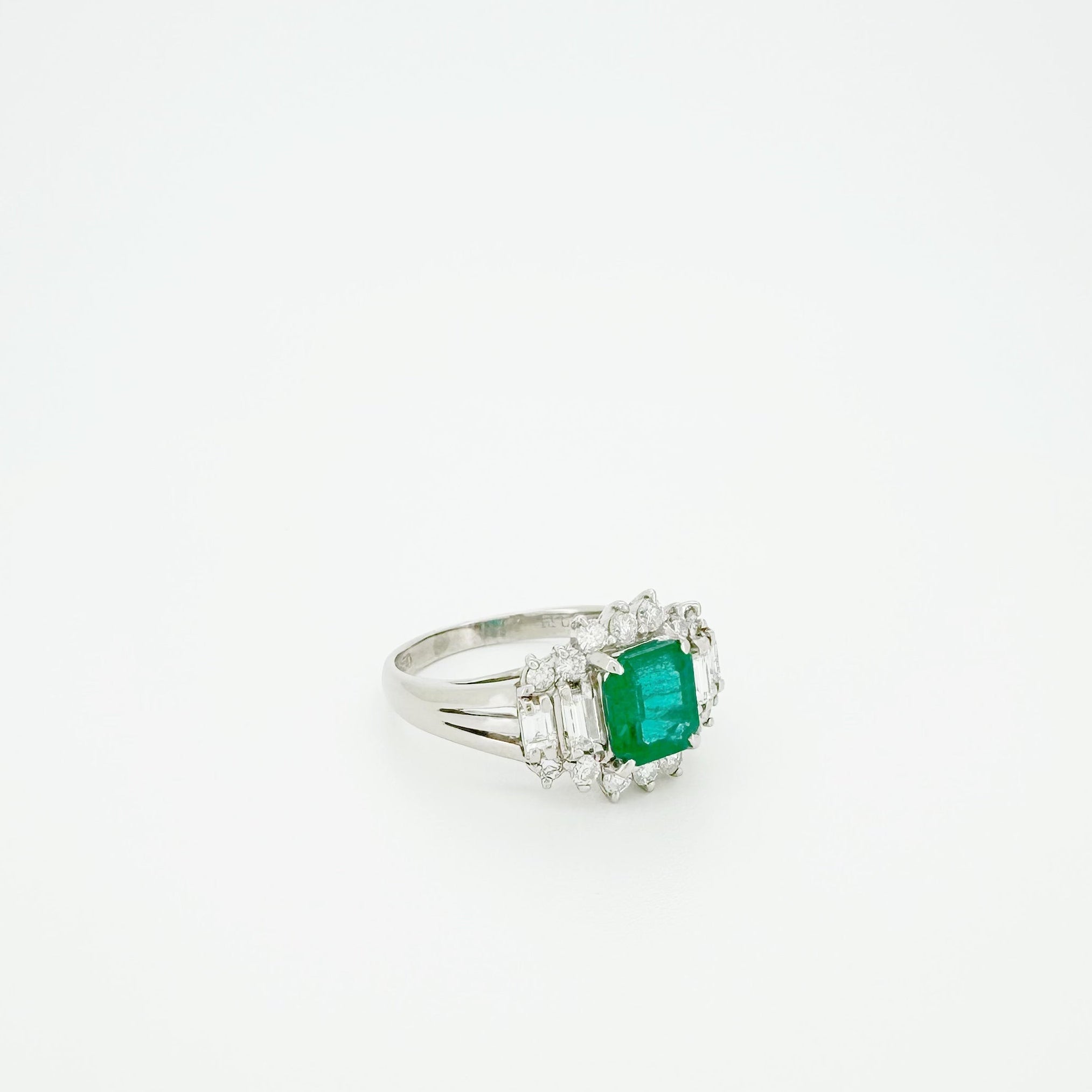 PT850 1.27ct Emerald 0.69ct Diamond Ring