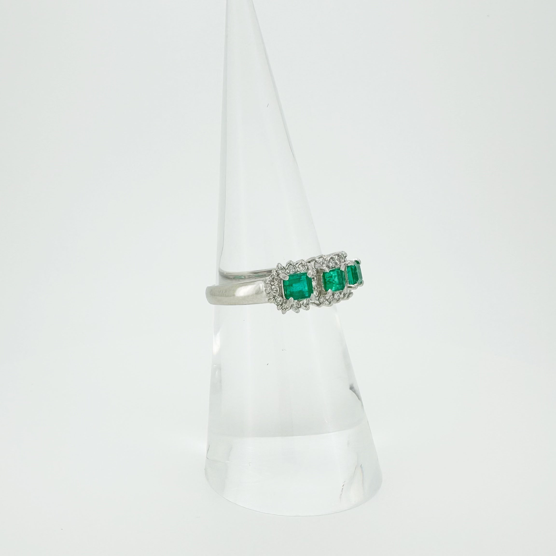 Emerald 0.6ct Diamond 0.2ct Ring