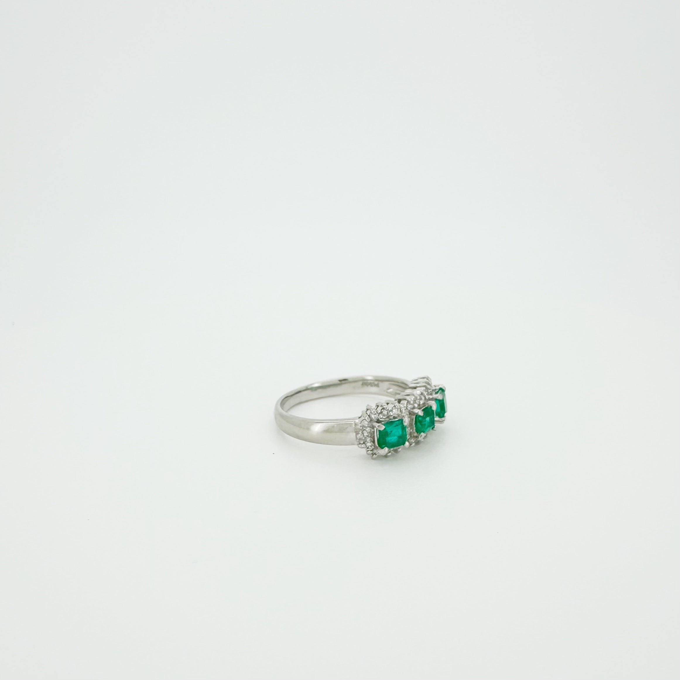 Emerald 0.6ct Diamond 0.2ct Ring