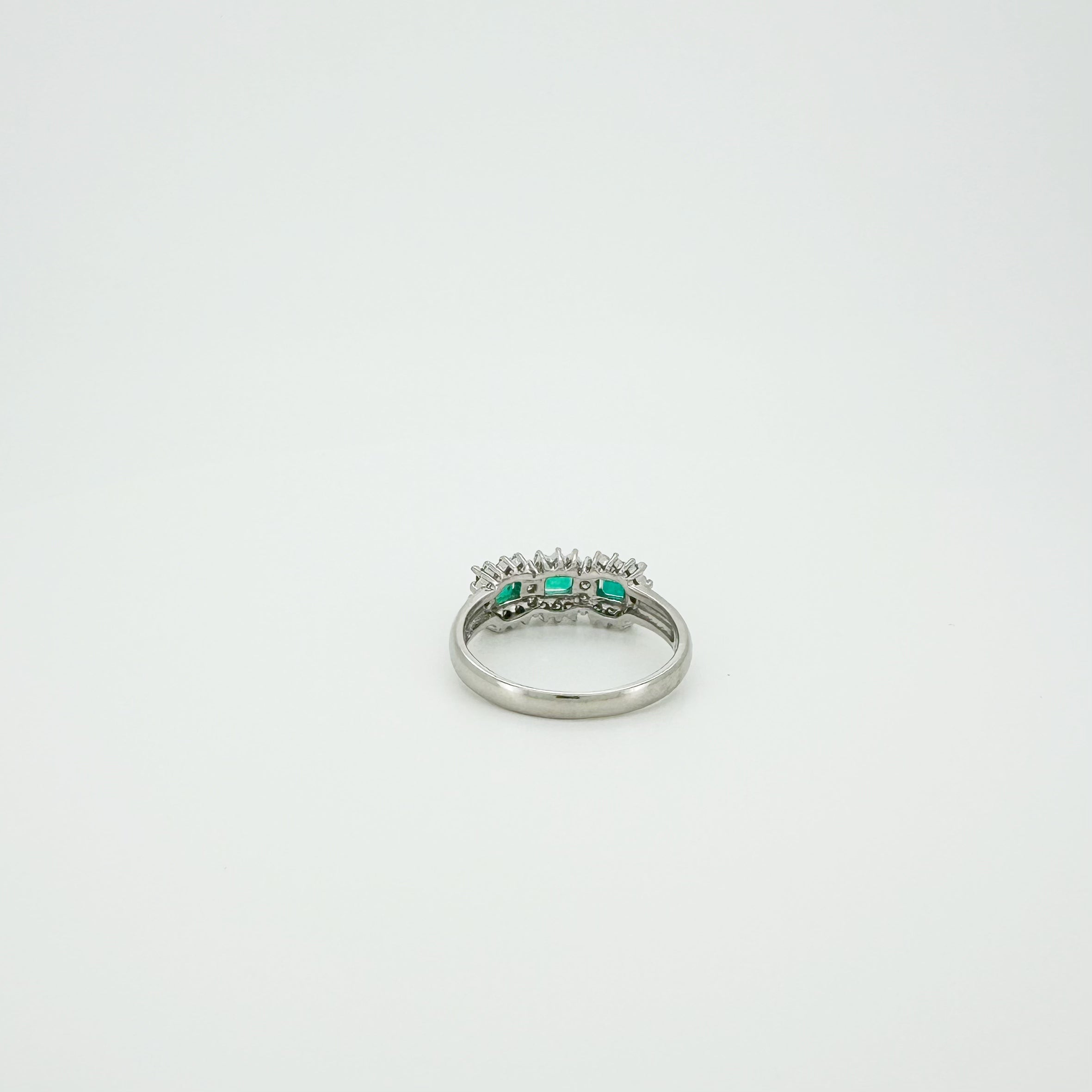 Emerald 0.6ct Diamond 0.2ct Ring