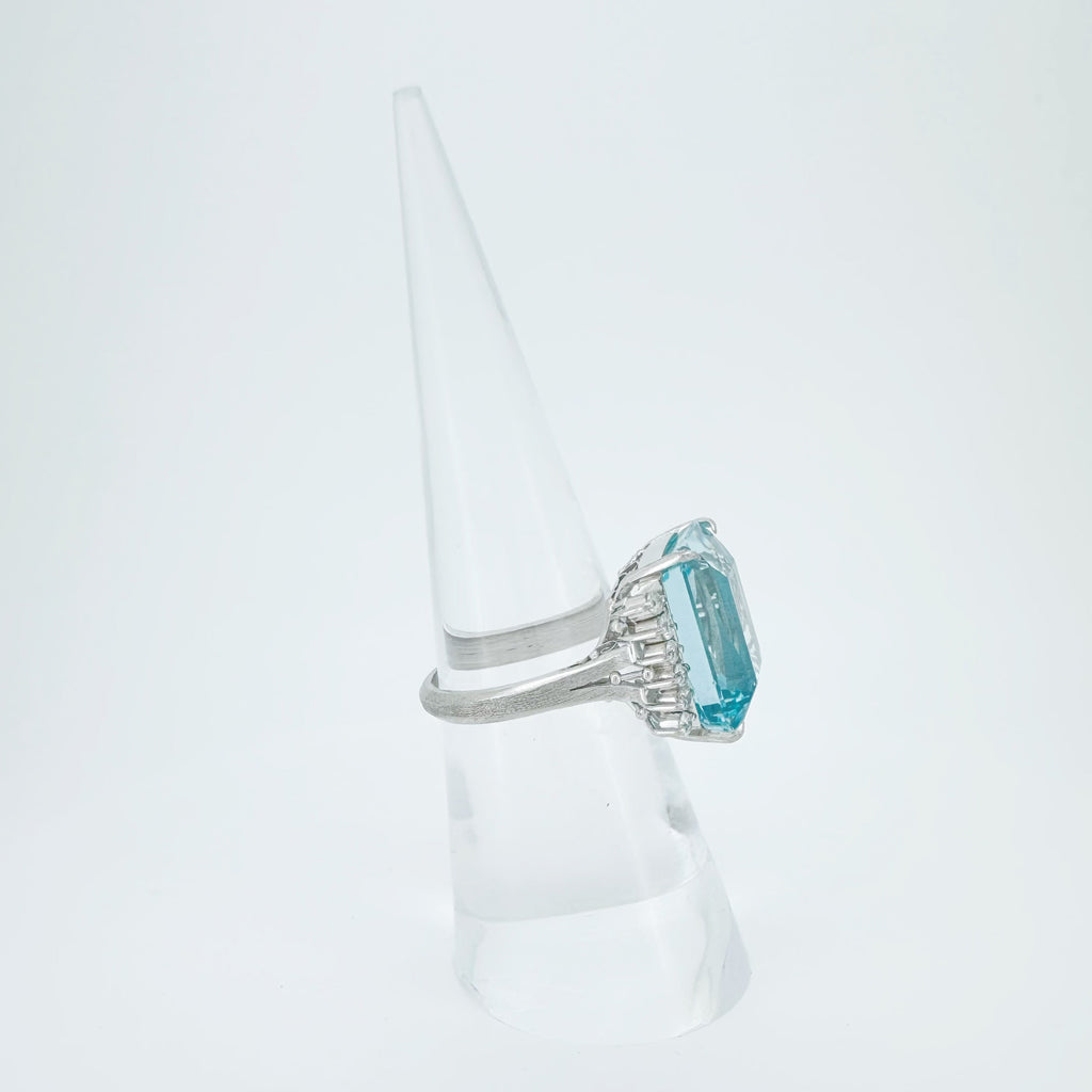 Aquamarine 11.12ct Diamond 0.27ct Ring