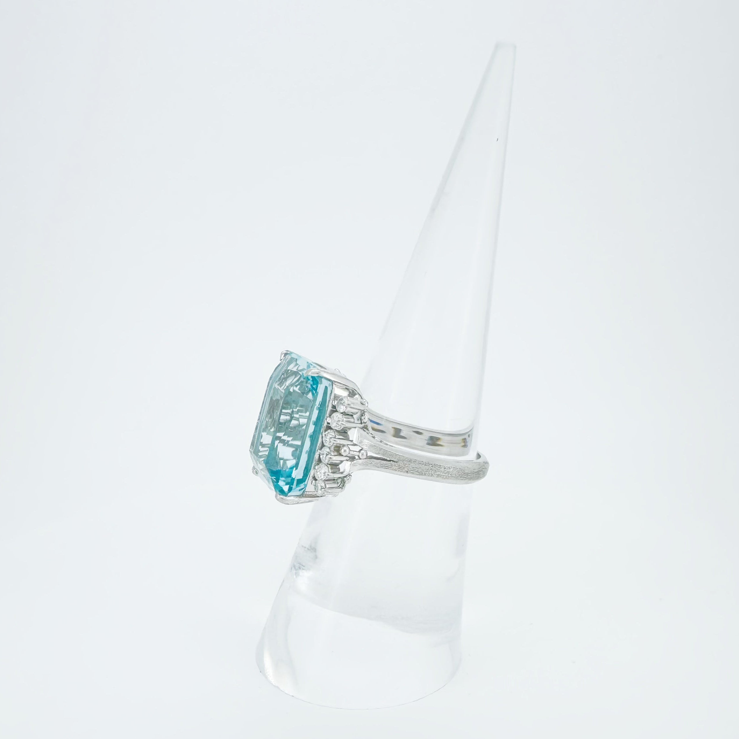 Aquamarine 11.12ct Diamond 0.27ct Ring