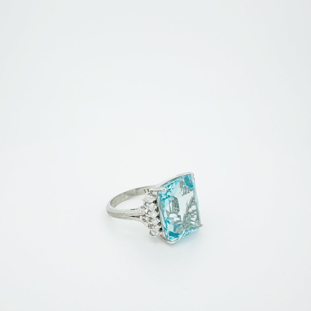 Aquamarine 11.12ct Diamond 0.27ct Ring