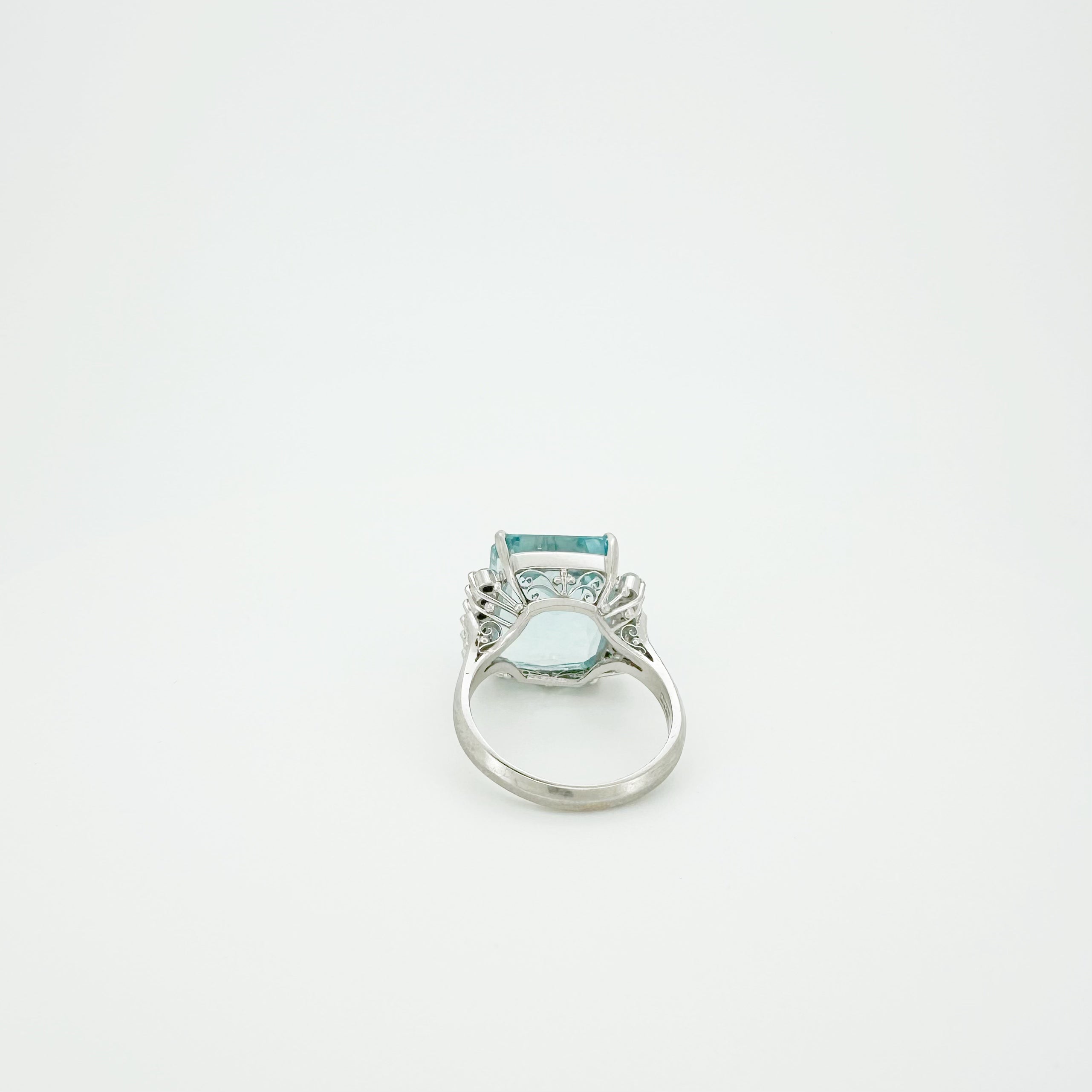 Aquamarine 11.12ct Diamond 0.27ct Ring